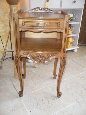 Chevet ancien en noyer style provençal rénové à Vitrolles